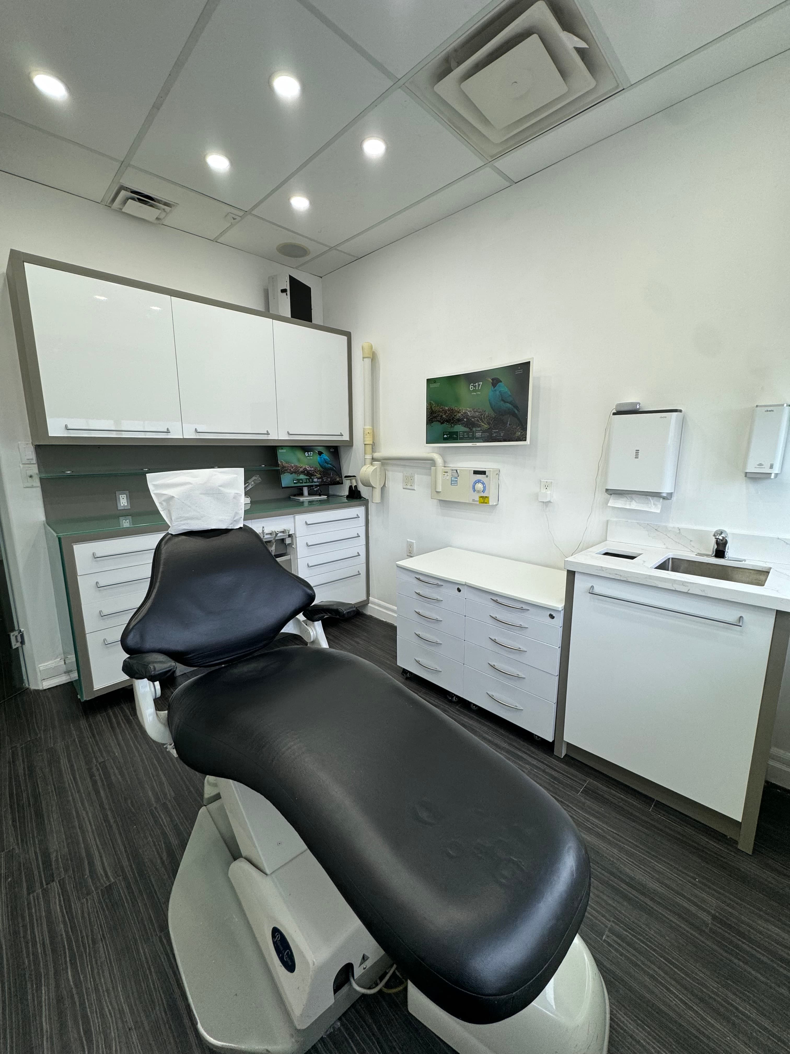 A contemporary dental chair and operatory at Elgin Mills & Yonge Dental Clinic.